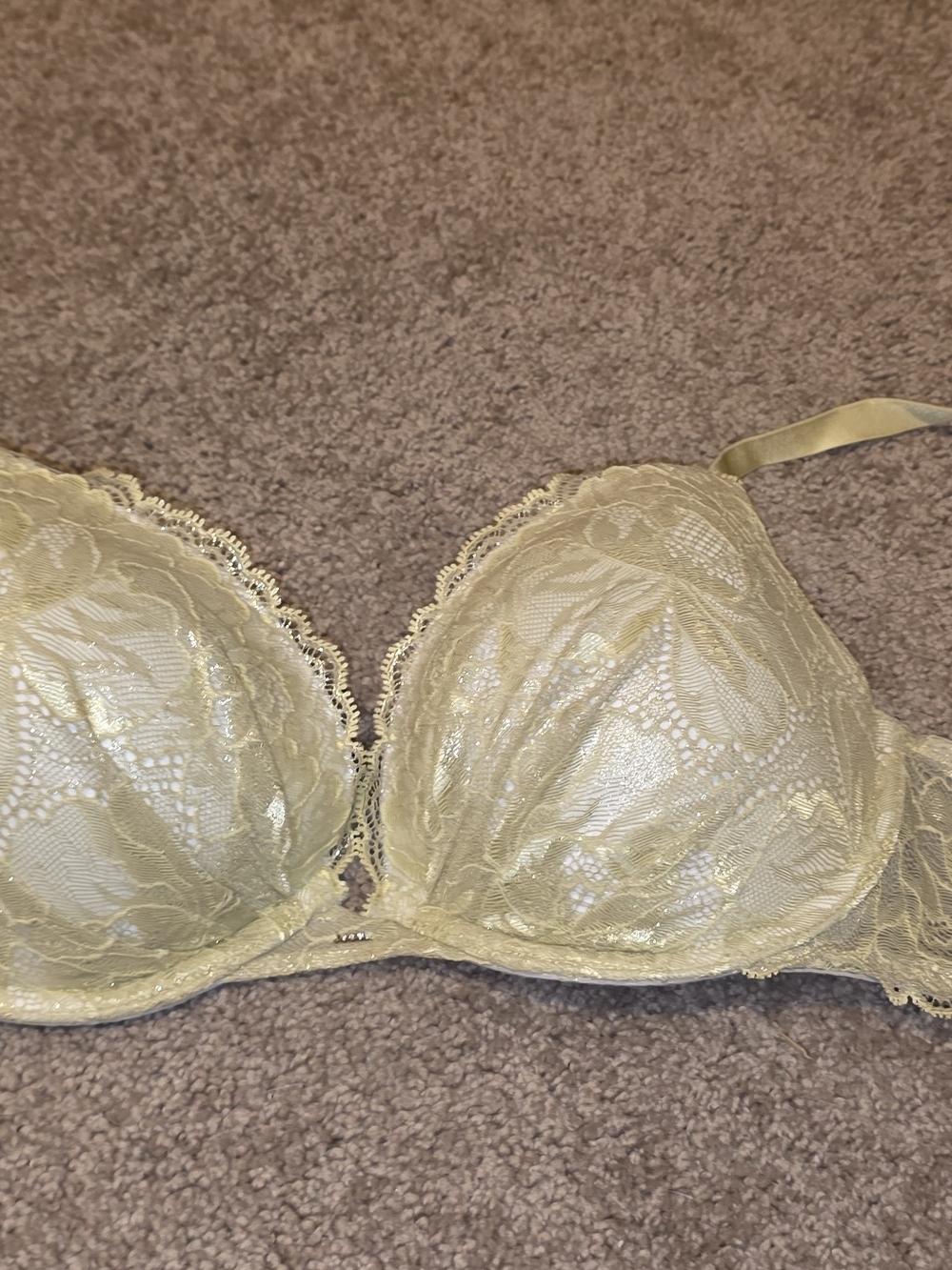 Victoria's Secret Lace Underwire Bra in Light Lemon